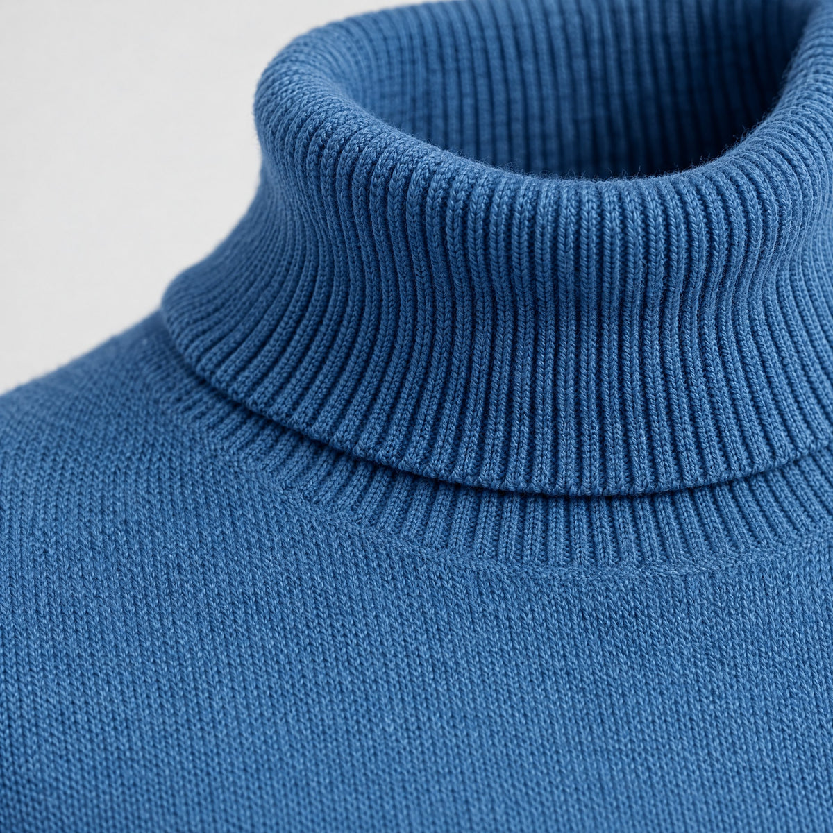 Clara | Fine Knit Turtleneck Jumper – DETAIL
